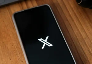 Nova IA do X usa a câmera do seu celular para ver o mundo real